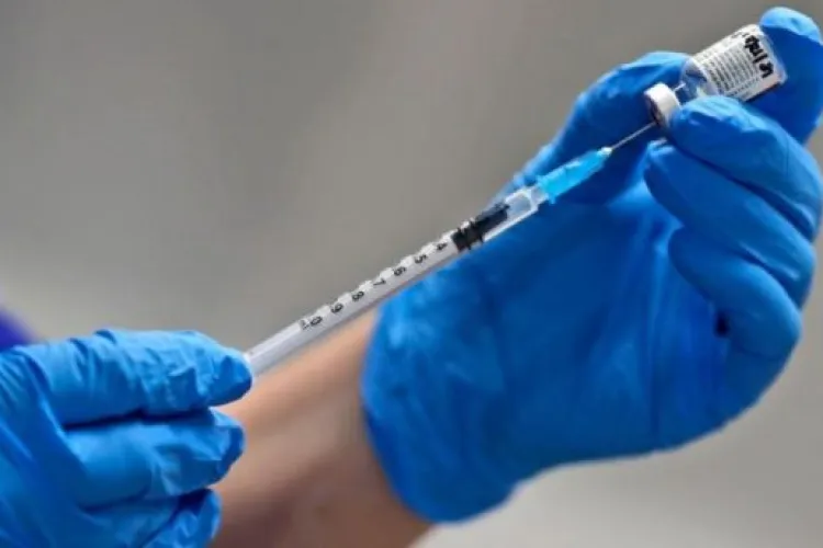 Cine este bărbatul care a primit cel puțin 8 doze de vaccin Covid. Cazul său face înconjurul lumii