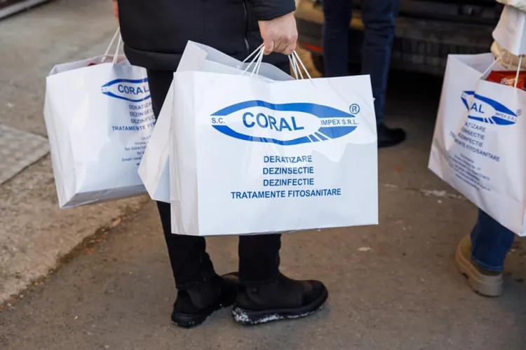 Cadouri pentru bunicii de la Centrul de îngrijire și asistență din Cluj-Napoca   