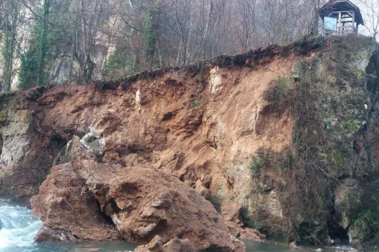 Un perete din Cascada Vadu Crișului s-a prăbușit în Crişul Repede   