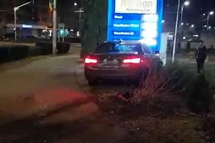 ”Drifturi” în Piața Mărăști! Un BMW a lovit reclama OMV, iar șoferul a fugit - VIDEO