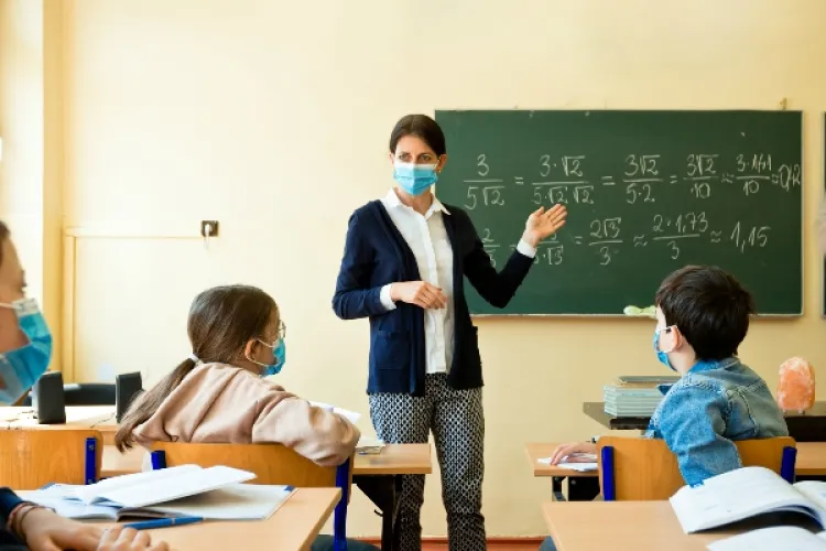 Profesorii protestează şi ameninţă cu greva, dacă nu îşi primesc salariile mărite