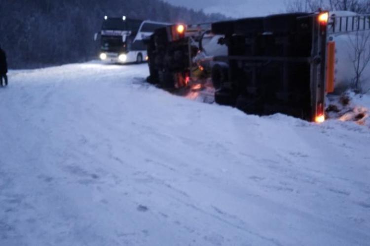 Un TIR s-a răsturnat la Leghia. Mașinile de deszăpezire lipsesc - FOTO