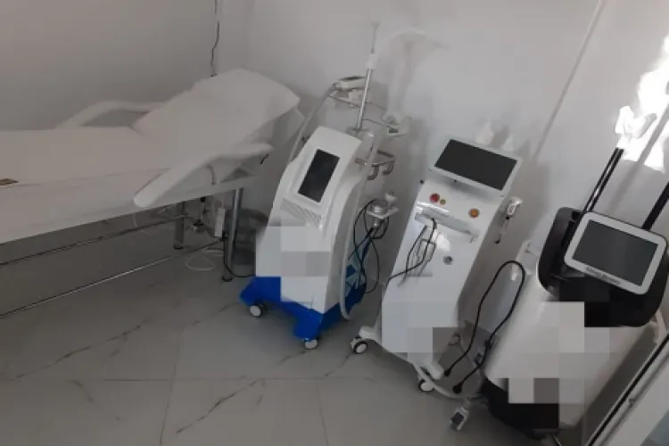 Doamne ferește! Două femei, mamă și fiică, făceau operații estetice pentru clienți, fără a avea studii necesare - VIDEO