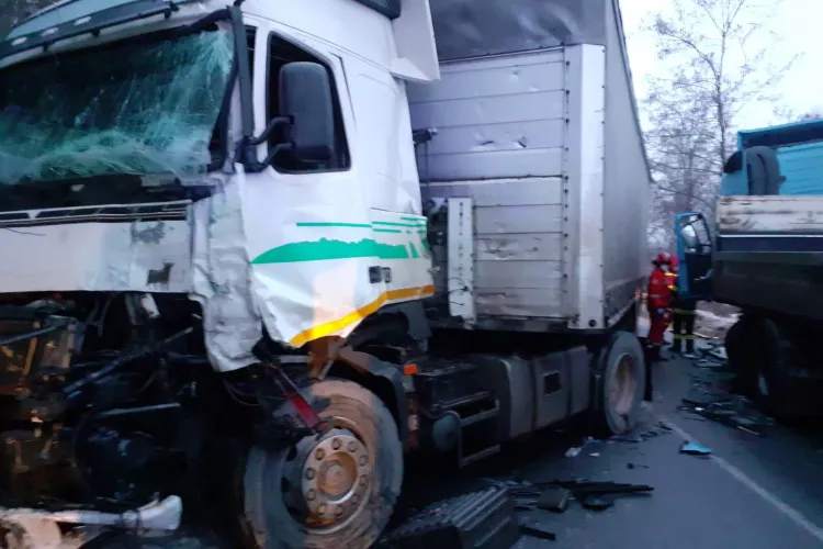 Accident intre doua autocamioane la Cluj. Traficul e blocat