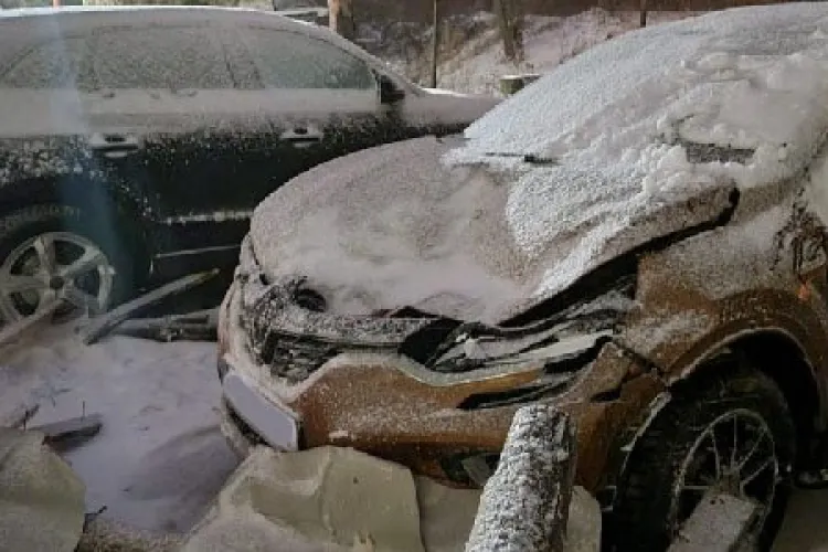 Un bloc a rămas fără acoperiș în urma vijeliei de noaptea trecută, în Hunedoara - FOTO