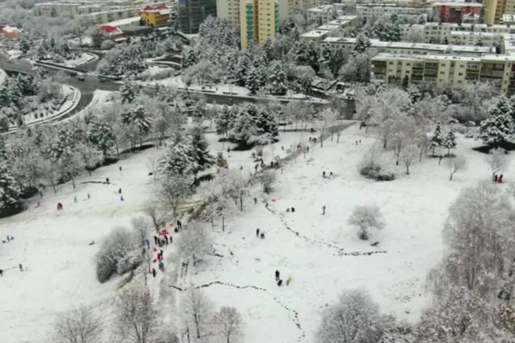 Săniuș la Colina. Imagini din dronă cu spectacolul hibernal - VIDEO