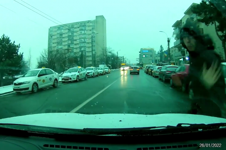 Cluj: Un tânăr suspect s-a aruncat în fața unei mașini în Gheorgheni, pe Brâncuși: ”Au, au, au!”. Apoi a plecat - VIDEO