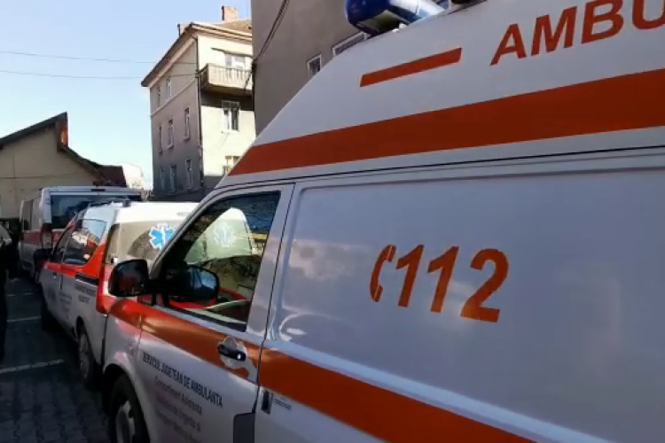 Cluj - Ambulanțele stau la coadă pentru că nu mai au loc în curte la Ortopedie. Sunt zeci de clujeni cu picioarele rupte pe trotuarele necurățate
