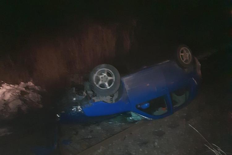 Mașină răsturată de un șofer de 16 ani, pe drumul Cluj - Oradea, pe calea ferată. Accidentul a fost între Poieni și Ciucea - FOTO