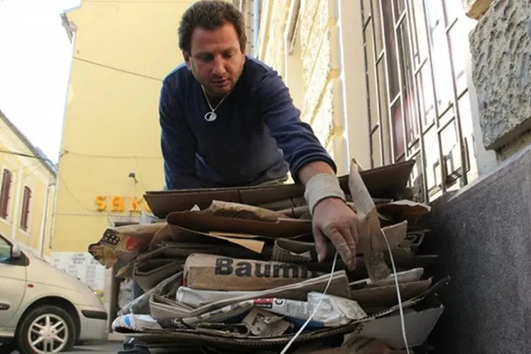 Neculai, clujeanul știut de toți pentru că adună cartoane, umilit și lăsat în frig de Primăria Cluj-Napoca - FOTO