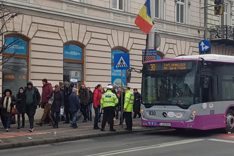 Polițiștii clujeni verifică respectarea măsurilor anti COVID. Mare atenție la cum porți masca în transportul public!