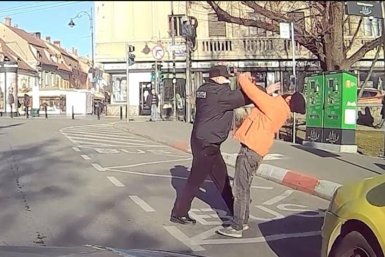 Un om al străzii a fost luat la pumni de un polițist pentru că nu purta mască - VIDEO