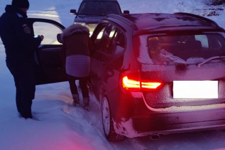 Jandarmii clujeni au salvat două persoane înzăpezite: Nu mai porniți la drum fără a consulta VREMEA și TRASEUL - FOTO