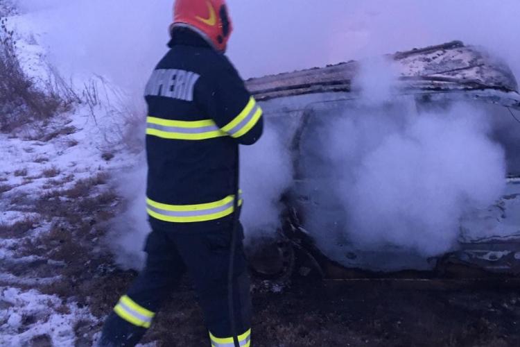 O mașină a luat foc la Sic - FOTO   