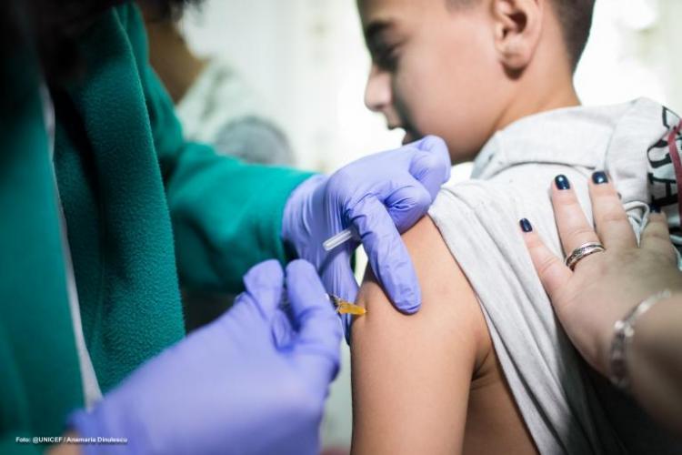 Părinții care își duc copii la vaccinare anti-COVID vor avea zi liberă plătită. Ce spune legea