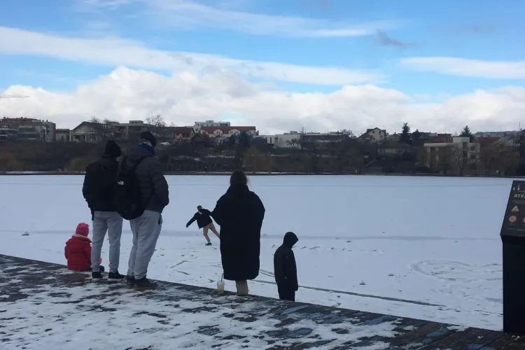 Distracție periculoasă pe gheață. De la mic la mare, clujenii au ieșit să „patineze” pe lacul de lângă Iulius Mall - FOTO
