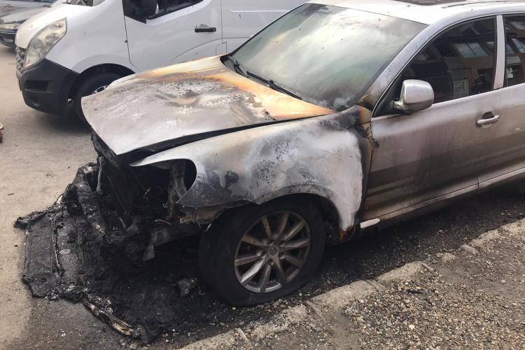 Au fost prinși interlopii care au dat foc de două ori unui Porsche în apropiere de județul Cluj - FOTO și VIDEO