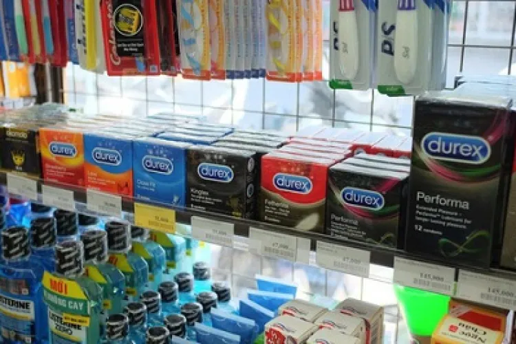 Revoltător! O tânără a fost filmată în timp ce înțepa prezervativele dintr-un supermarket din țară - VIDEO