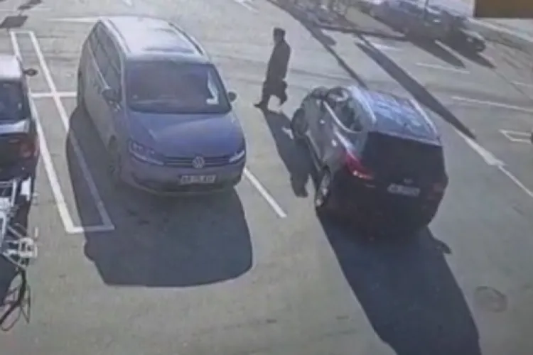 Bărbat de 81 de ani, lovit de o mașină în parcarea unui supermarket - FOTO