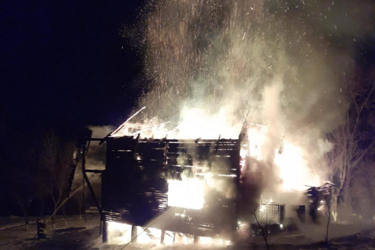 O cabană a ars ca o torță la Câțcău. Pompierii au lucrat la minus 18 grade - VIDEO