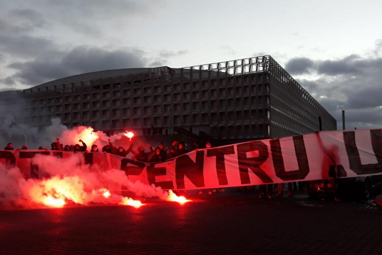 Suporterii U Cluj au cerut echipei DĂRUIRE, la reunirea lotului - VIDEO și FOTO