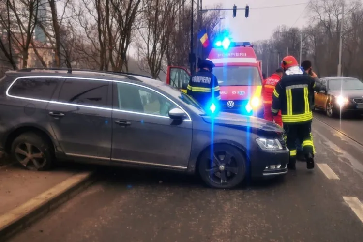 Accident pe Splaiul Independenței, între un autobuz și un autoturism - FOTO