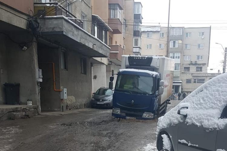 Camion scufundat în noroi la Huedin. Reacția primarului Mircea Moroșan - FOTO
