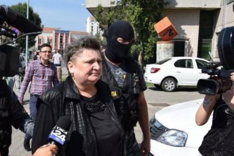 Femeia care a furat un milion de euro de la CEC Bank şi i-a donat săracilor, trimisă din nou în judecată