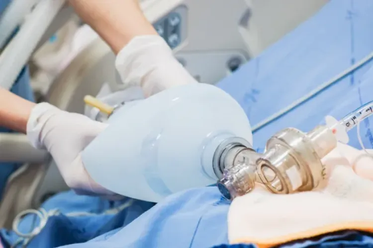 Simptomul Omicron care apare pe piele, buze și unghii. Este ușor de observat