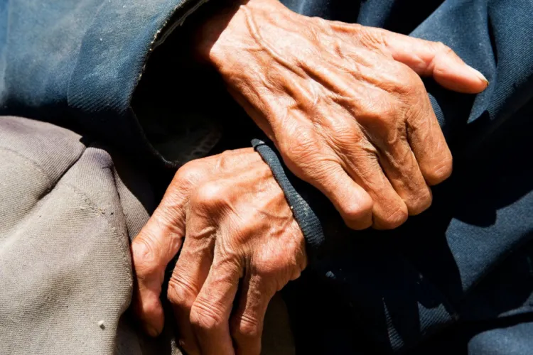 O familie de români a sechestrat 10 ani un bătrân din Italia și i-a cheltuit pensia