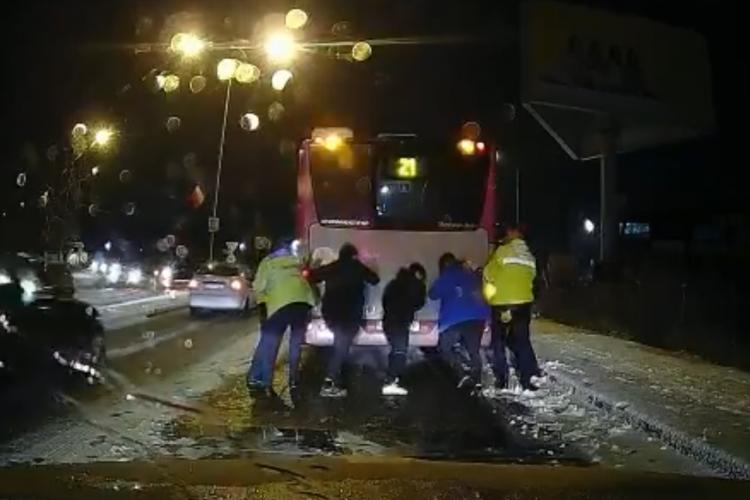 Spirit civic la Cluj! Călătorii și polițiștii rutieri au împins autobuzul - VIDEO