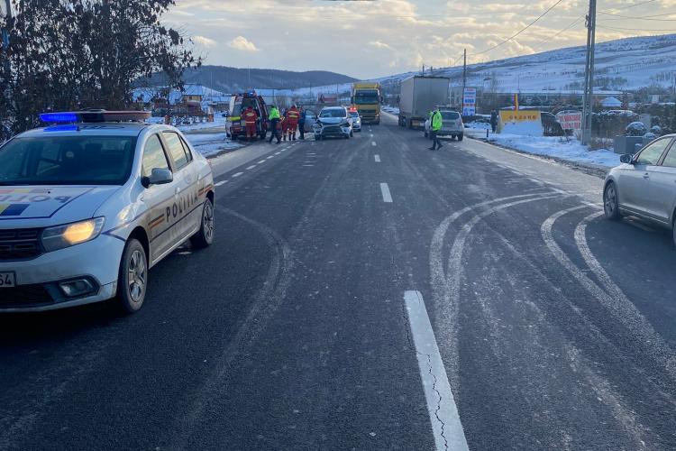 Un autoturism a intrat sub un TIR, în localitatea Bunești, comuna Mintiu Gherlii - FOTO