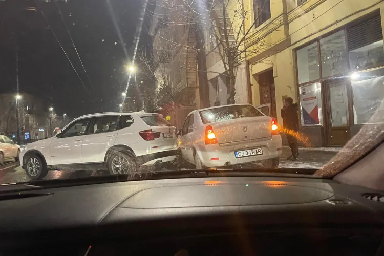 Un Logan a intrat în într-un BMW parcat, pe strada Horea - VIDEO cu momentul accidentului