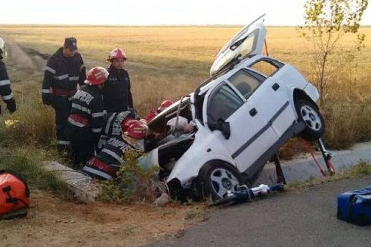 Cluj: O șoferiță a pierdut controlul volanului și s-a izbit de un cap de pod
