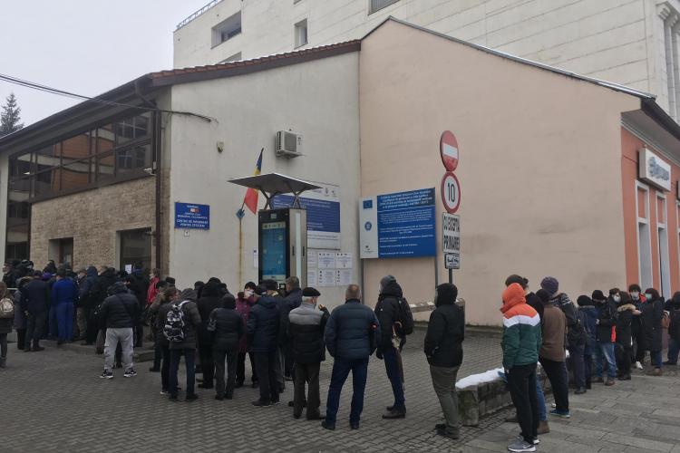 Clujenii s-au înghesuit la ghișeele Primăriei pentru plata taxelor și a parcărilor - FOTO
