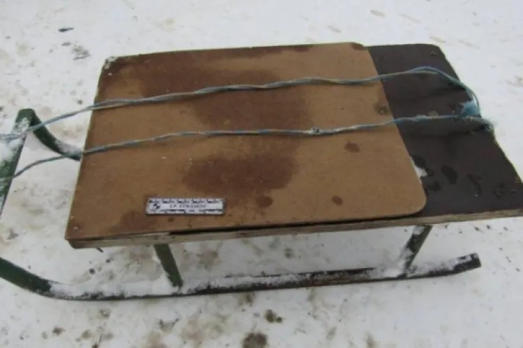 Doi copii traşi pe sănii de o maşină au alunecat pe contrasens şi s-au izbit de un alt autoturism