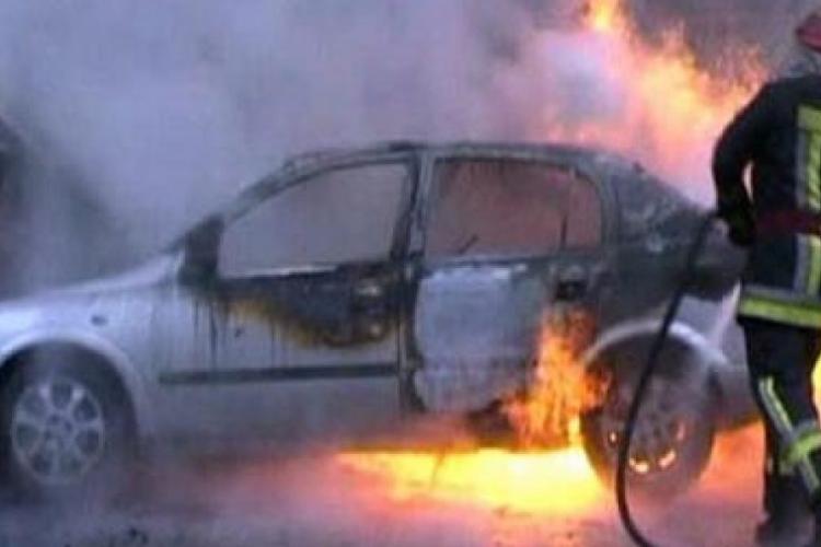 Cluj: O mașină a luat foc la Turda de la un tomberon lipit de garajul șoferul ghinionist   