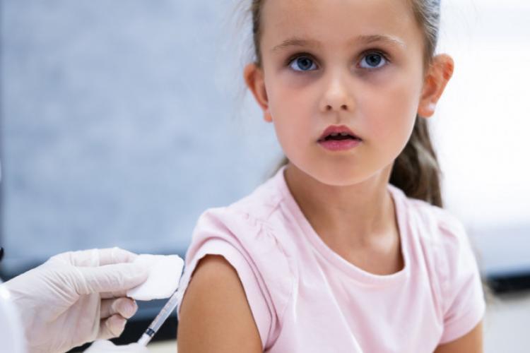 12.000 doze de vaccin Pfizer pentru copii ajung mâine la Cluj. Din 26 ianuarie, copii cu vârsta cuprinsă între 5 și 11 ani pot fi vaccinați anti-COVID 