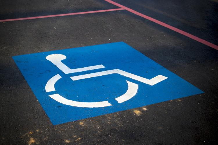 Cum a scăpat de amendă o clujeancă amendată pentru că a parcat pe locurile pentru persoanele cu dizabilităţi