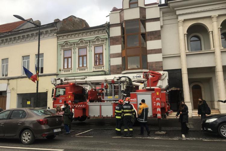 Centrul istoric al Clujului „se prăbușește”! Un clujean a fost la un pas de tragedie, din cauza țiglelor căzute pe Bulevardul Eroilor-FOTO/VIDEO
