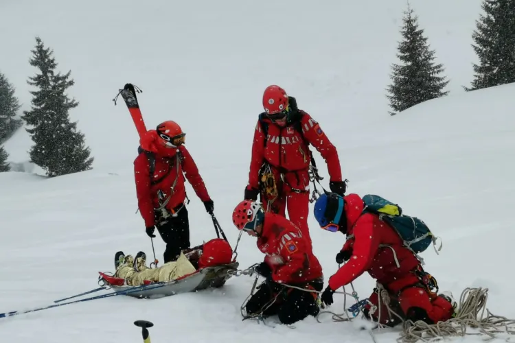 Atenție pe pârtii! Un clujean a fost transportat de urgență la spital, după ce s-a accidentat la coloană