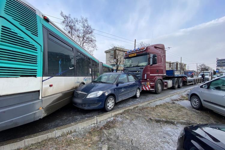 Cluj: Chiar și mașina poliției a derapat pe drum! Au fost 4 auto implicate într-un accident pe Bulevardul Muncii - FOTO