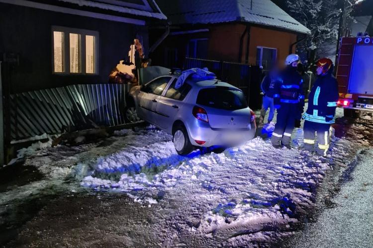 O mașină a intrat într-o casă, în Gilău -FOTO