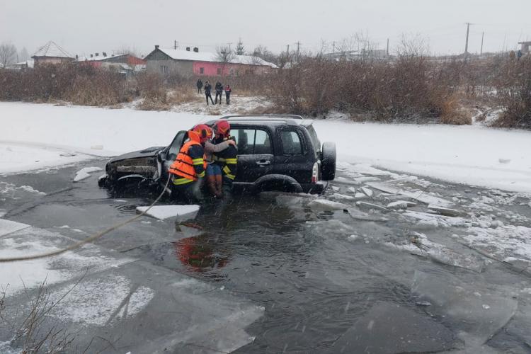 Pompierii au salvat o mamă și un copil care au derapat cu mașina în râul Mureș - FOTO   
