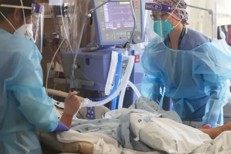 Pentru cine este Omicron mai periculos decât Delta. Explicațiile medicului Octavian Jurma