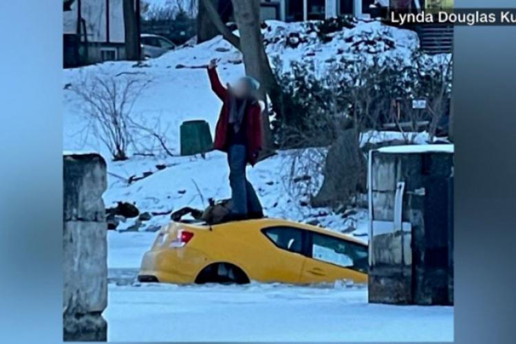 Obsesia de social media dusă la alt nivel! O şoferiţă a căzut cu maşina într-un râu înghețat și își făcea selfie, în timp ce mașina se scufunda