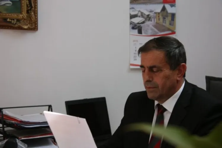 Primarul din Apahida îi amenință cu amenzi pe cei care parchează pe stradă: Cumpărați-vă atâtea mașini, câte locuri aveți în curte!