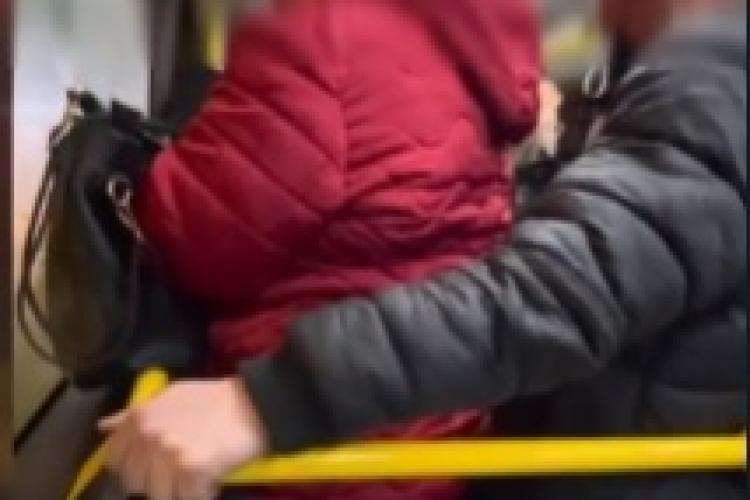 Pervers surprins într-un autobuz pe Linia 25, în Cluj-Napoca. A încolțit o doamnă intenționat - VIDEO