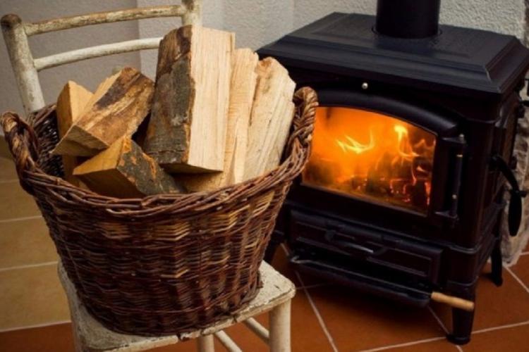 Recomandări de la ISU Cluj pentru clujenii care folosesc sobă cu lemne. Cum să faceți căldură iarna și să evitați o tragedie?