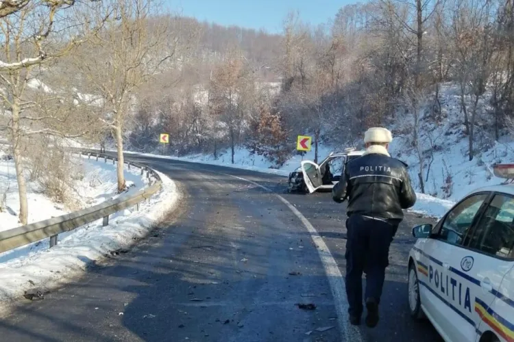 Polițiști implicați într-un accident grav. Autospeciala de Poliție e praf - FOTO   
